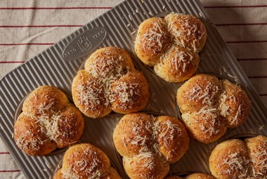 Cacio e Pepe Clover Rolls 