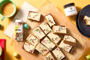 Fast Frosted Gingerbread Cookie Bars 